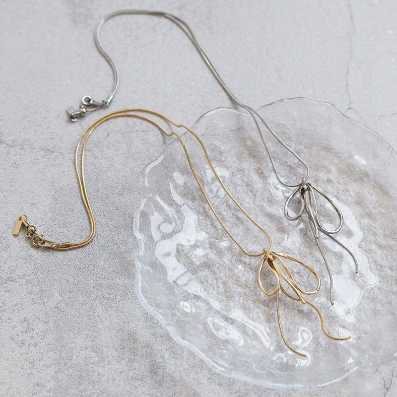 ドループメタルチェーンリボンネックレス