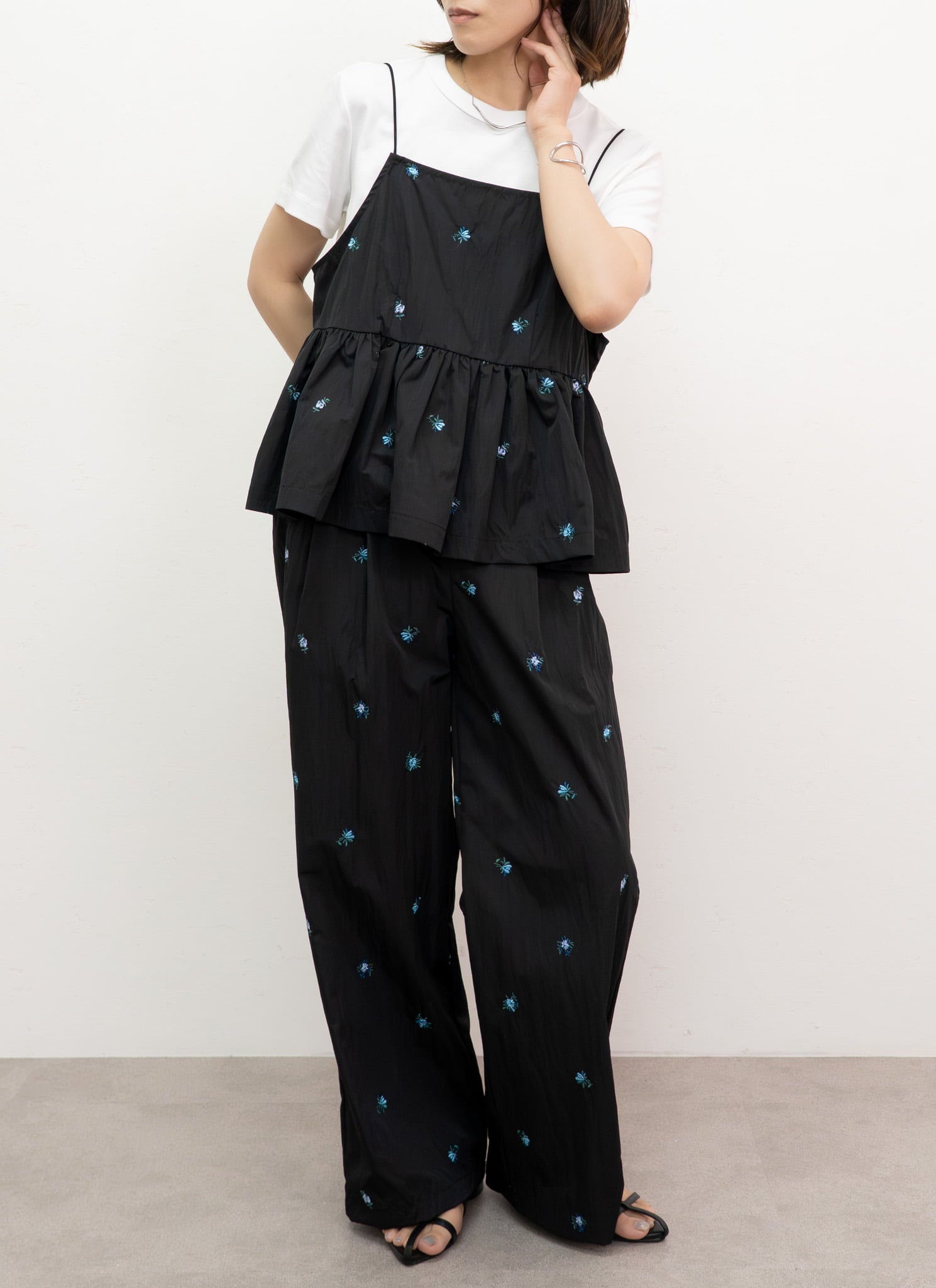 花柄刺繍タックパンツ｜レディースファッションrevoam(レヴォーム)